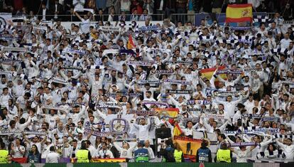 La afición del Real Madrid anima a su equipo desde las gradas del Santiago Bernabéu.