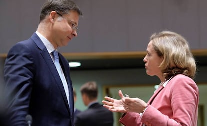 La vicepresidenta Nadia Calviño, con el máximo responsable económico de la Comisión, Valdis Dombrovskis.