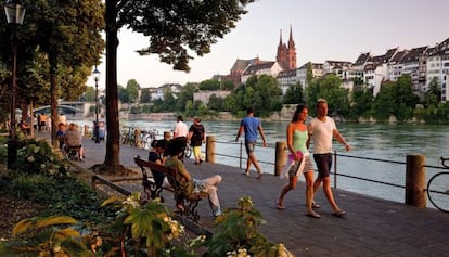 Paseo a orillas del Rin con vistas a la ciudad suiza de Basilea, a la que se puede volar desde Madrid y Barcelona por 110 euros, ida y vuelta.