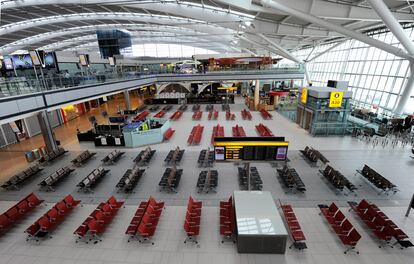 La terminal 5 del aeropuerto londinense de Heathrow, totalmente vacía. El aeropuerto ha sido cerrado debido a la nube causada por el volcán.