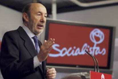 El secretario general del PSOE, Alfredo Pérez Rubalcaba, durante la rueda de prensa que ha ofrecido hoy en la sede del partido en la calle Ferraz.