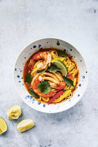 Sopa Tom yam con noodles - Langostinos, caldo de pollo y chile rojo son algunos de los ingredientes esenciales de esta sopa tan sabrosa gastronómicamente como poderosa en lo nutritivo.