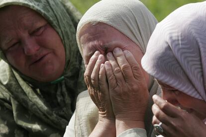 "Matadlos; no necesitamos a nadie con vida". Fue la orden que radió el general Ratislav Krstic, mano derecha de Mladic, cuando supo que 15.000 personas huían de la ciudad, la mayoría hombres. En efecto, sólo 7.000 de ellos salvaron la vida. Hoy Srebrenica es una localidad habitada por viudas.