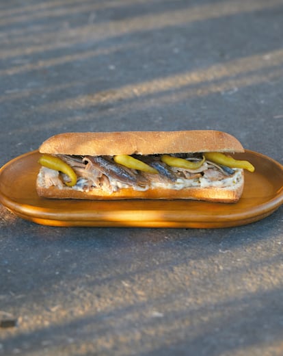 Para Toni Garcia Ramon y Óscar Broc Boluda, autores de 'Bocata' (Editorial Debate), el secreto del bocadillo de bonito, anchoas y piparras está en la excelencia de su materia prima.