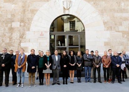 La vicepresidenta Mónica Oltra con otros miembros del Consell durante los minutos de silencio de condena contra el asesinato machista en Elda.