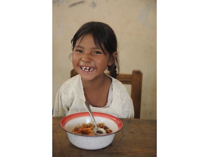 Las comidas escolares incentivan la asistencia a clase y contribuyen a que niños y niñas tengan acceso al menos a una comida nutritiva al día. Unos 368 millones de niños y niñas en todo el mundo, desde educación infantil a secundaria, reciben algún tipo de alimentación en las escuelas. Por el alcance e impacto de esta red de protección, el 3 de marzo se celebra el Día Internacional de las Comidas Escolares. Además, este año, la Unión Africana declaró por primera vez el 1 de marzo como el Día de África para la Alimentación Escolar, destacando su importancia para reducir el ciclo de hambre y pobreza en el continente. Recogemos aquí imágenes de algunos de los 65 países en los que el Programa Mundial de Alimentos (WFP, en sus siglas en inglés) facilita este servicio a unos 20 millones de pequeños cada año. En la imagen, una niña recibe su almuerzo en la escuela de Thaku Pampa, en Bolivia.