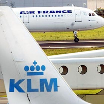 Vista de dos aviones de las aerolíneas KLM y Air France, en el aeropuerto de Amsterdam.