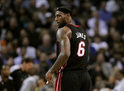 LeBron, en un instante del duelo en Oakland.