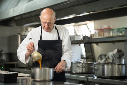 Jaume Subirós en la cocina del Motel Empordà, situado en Figueres.