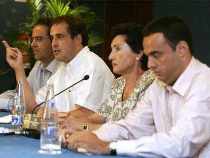 La viuda y los hijos del asesinado Fernando Múgica, en la rueda de prensa tras el juicio contra el etarra Txapote.