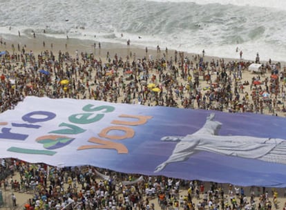 Una gran pancarta, con el lema <i>Río te ama,</i> en la playa de Copacabana.