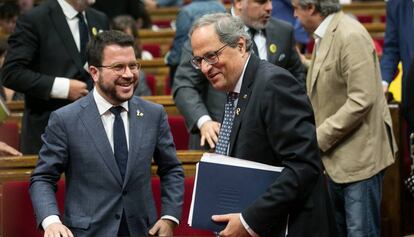 El vicepresidente catalán, Pere Aragones (I) y el presidente catalán, Quim Torra (D) tras su discurso.