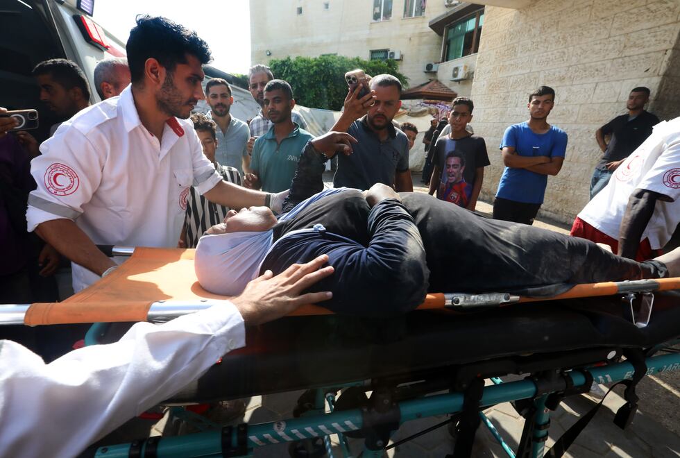 Prisioneros palestinos liberados por el ejército israelí son trasladados al Hospital de los Mártires de al Aqsa para un examen médico, este jueves en Deir al Balah (Gaza).