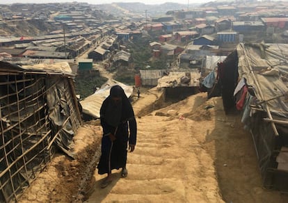 Una mujer camina en uno de los campos de refugiados de rohingyas al sur de Bangladésh, en febrero de 2018.