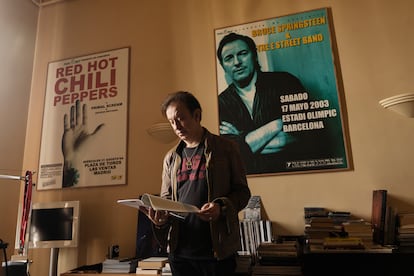 “Bruce Springsteen es el músico con el que más me gusta trabajar”, confiesa Neo Sala, retratado en su despacho de la oficina de Doctor Music en Barcelona, delante de un cartel del músico estadounidense