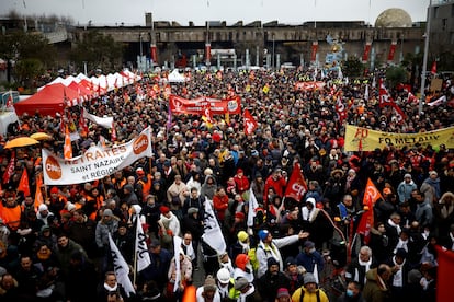 Multitud de protestantes se suman desde Saint-Nazaire al día de huelga nacional convocado este jueves en Francia, para protestar contra la reforma de pensiones.