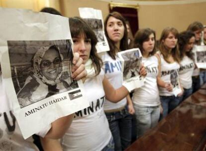 Un grupo de estudiantes muestra su solidaridad con Haidar, ayer durante una visita al Senado.