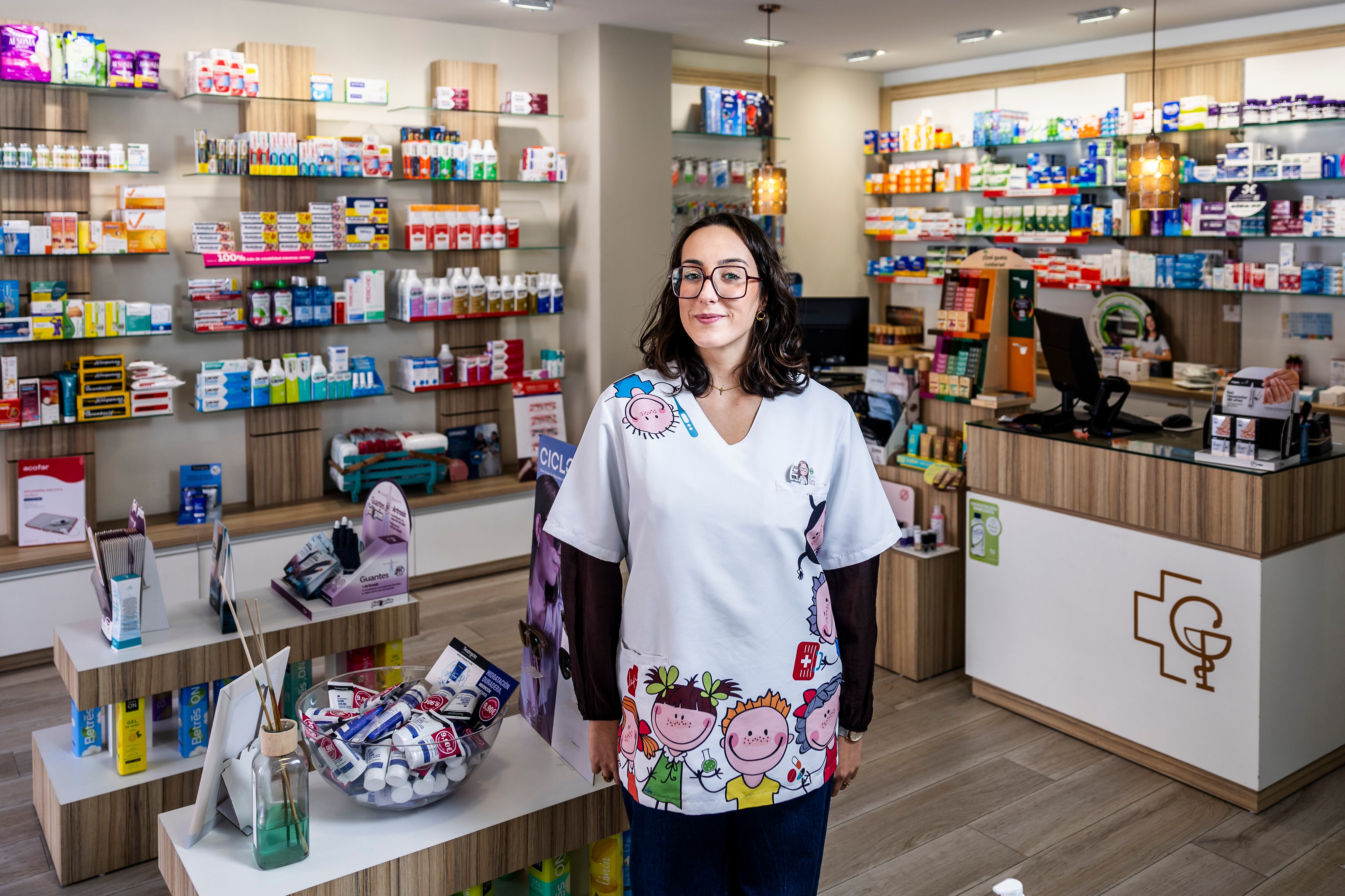 Marta Tello, en la farmacia González Pérez en la que trabaja en Algete, Madrid.