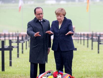 François Hollande y Angela Merkel en el cementerio militar de Verdún