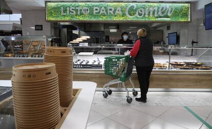 Sección listo para comer de la tienda de Mercadona en la calle Pintor Juan Gris, 1, en Madrid. En primer plano, los envases de cartón de las ensaladas.