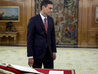 El lÃ­der del PSOE, Pedro SÃ¡nchez, ha prometido hoy ante el Rey el cargo de presidente del Gobierno, en un acto en el Palacio de la Zarzuela en el que la novedad ha sido que por primera vez en democracia, lo ha hecho ante la ConstituciÃ³n, pero sin presencia de la Biblia y del crucifijo. 02/06/2018