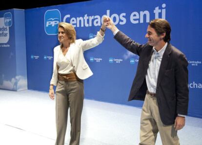 El expresidente del Gobierno José María Aznar, junto a Dolores de Cospedal