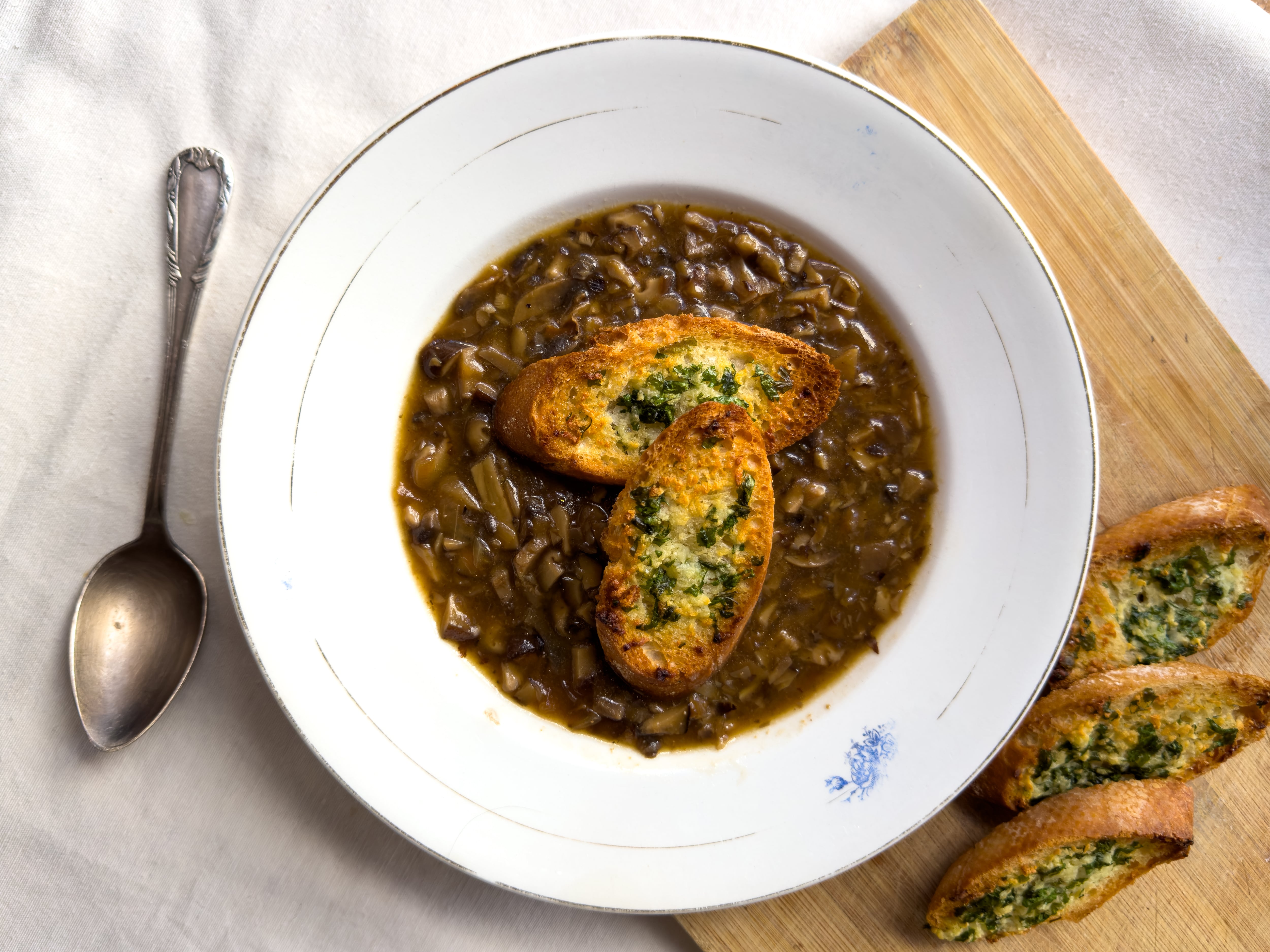 Sopa de setas con pan de ajo