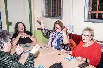 
Yasmin, Rosa, Consuelo y Regina celebran la victoria en el bingo.