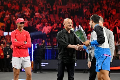  El extenista Andre Agassi (en el centro) entrega el trofeo a Carlos Alcaraz (a la derecha) junto a Rafa Nadal.