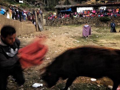 Corrida de touros, no alto da Cordilheira, em um povoado de nome Chichucancha, Peru.