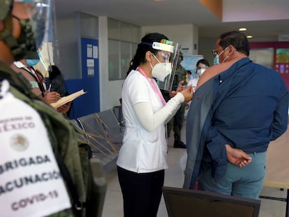 Personal de salud recibe la dosis de la vacuna contra la COVID-19, este miércoles en el Hospital de Salud en la ciudad de Cuernavaca en el estado de Morelos (México).