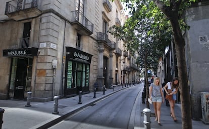 Una tienda de caramelos franquea la entrada al palacio Larrard en la hist&oacute;rica calle Ample.