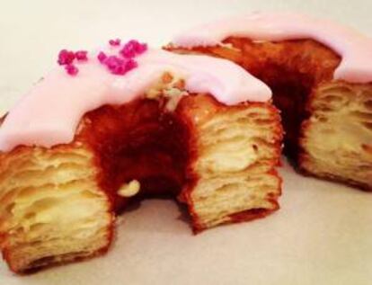 Fotografía sin fechar cedida por la pastelería Dominique Ansel en la que se registró un "cronut", postre mitad croissant y mitad donut, en Nueva York (NY, EE.UU.).