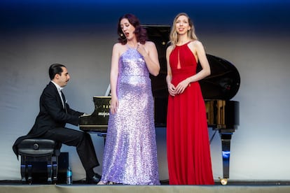 La mezzosoprano Laura Orueta y la soprano Dragana Paunovic este miércoles en Aldaia, en Valencia, durante el recital del Teatro Real.