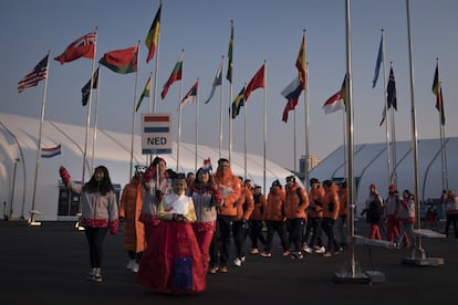 Miembros de la delegación holandesa a su llegada al evento de bienvenida en la Villa Olímpica de Gangngeung (Corea del Sur). 