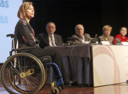 Mar Cogollos, en silla de ruedas, se dirige a los participantes en el encuentro.