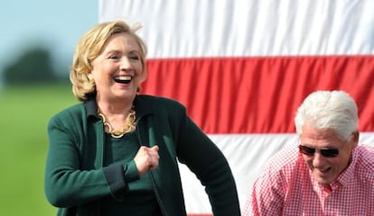 Hillary Clinton em Iowa, no domingo, junto de Bill Clinton.