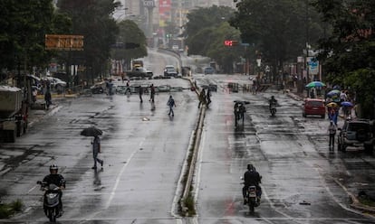 Opositores al Gobierno de Maduro bloquean una calle de Caracas.