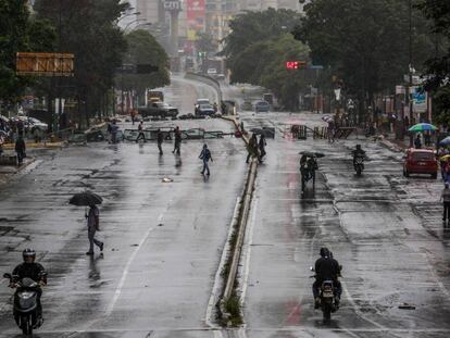 Opositores al Gobierno de Maduro bloquean una calle de Caracas.