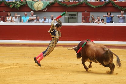 El Fandi se dispone a clavar un par de banderillas a su primer toro.