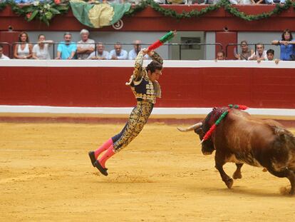 El Fandi se dispone a clavar un par de banderillas a su primer toro.