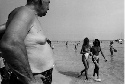 Mujeres paseando en &#039;topless&#039; por un playa de Barcelona, en los 90. 