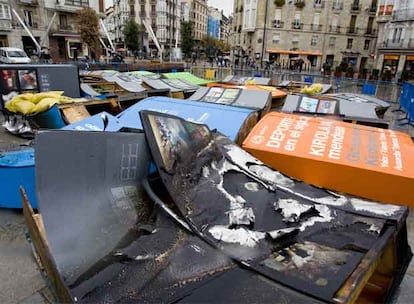 Estado en que quedaron las fotografías expuestas en el centro de Vitoria tras el <i>botellón</i> de protesta celebrado en la madrugada del pasado domingo, que degeneró en actos de vandalismo.