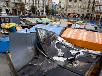 Estado en que quedaron las fotografías expuestas en el centro de Vitoria tras el <i>botellón</i> de protesta celebrado en la madrugada del pasado domingo, que degeneró en actos de vandalismo.