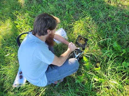 El coautor del estudio instaló un microscopio de campo con el que pudo grabar el primer vídeo de torres naturales en nematodos.