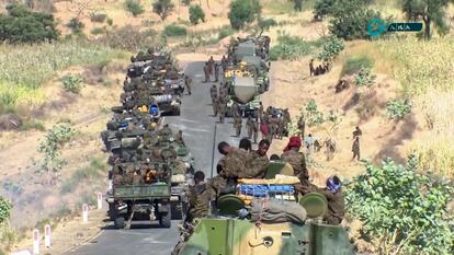 Militares etíopes en una carretera cercana a las regiones de Tigray y Amhara.