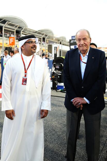 El príncipe heredero de Bahréin, Salmán bin Hamad, junto al rey emérito Juan Carlos, en el circuito GP de Sakhir, en 2016.