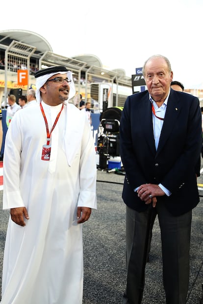 El príncipe heredero de Bahréin, Salmán bin Hamad, junto al rey emérito Juan Carlos, en el circuito GP de Sakhir, en 2016.