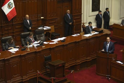 Fernando Zavala (derecha) en la exposición del plan de gestión del gobierno de Kuczynski.