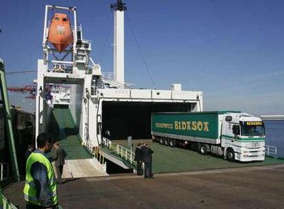 Un camión sale del barco que realizó el primer trayecto de la <i>autopista del mar</i> entre Bilbao y Brujas, en septiembre pasado.